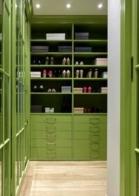 Г-образная гардеробная комната в зеленом цвете Грозный