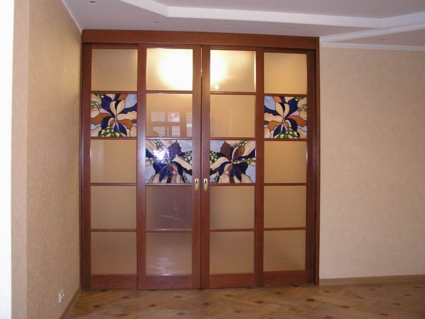 Перегородка с цветными стеклянными вставками Грозный