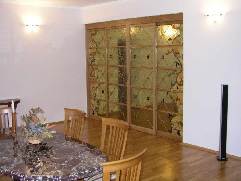 Перегородка для гостиной с цветным стеклом и декоративными вставками Грозный