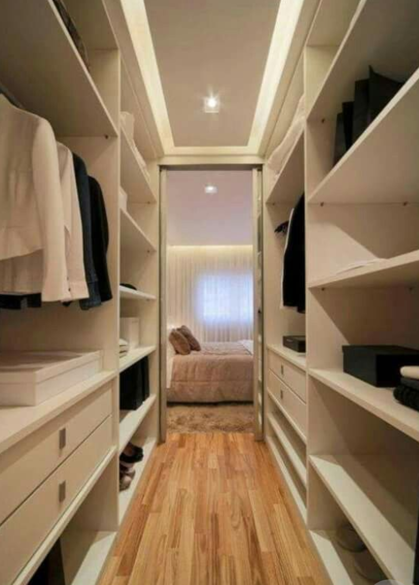 П-образная гардеробная комната в спальню Грозный