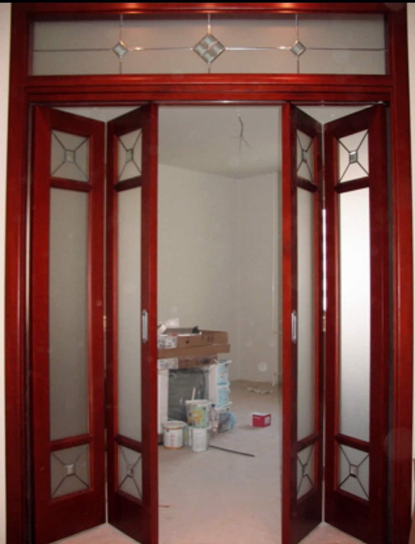 Дверь гармошка с декоративными стеклянными вставками Грозный