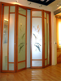 Двери гармошка с матовым рисунком цветок Грозный