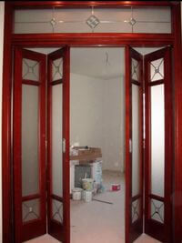 Дверь гармошка с декоративными стеклянными вставками Грозный