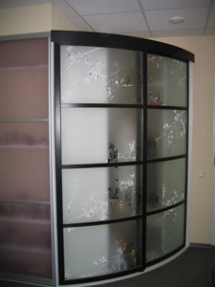 Шкаф купе радиусный с рисунком на стекле Грозный